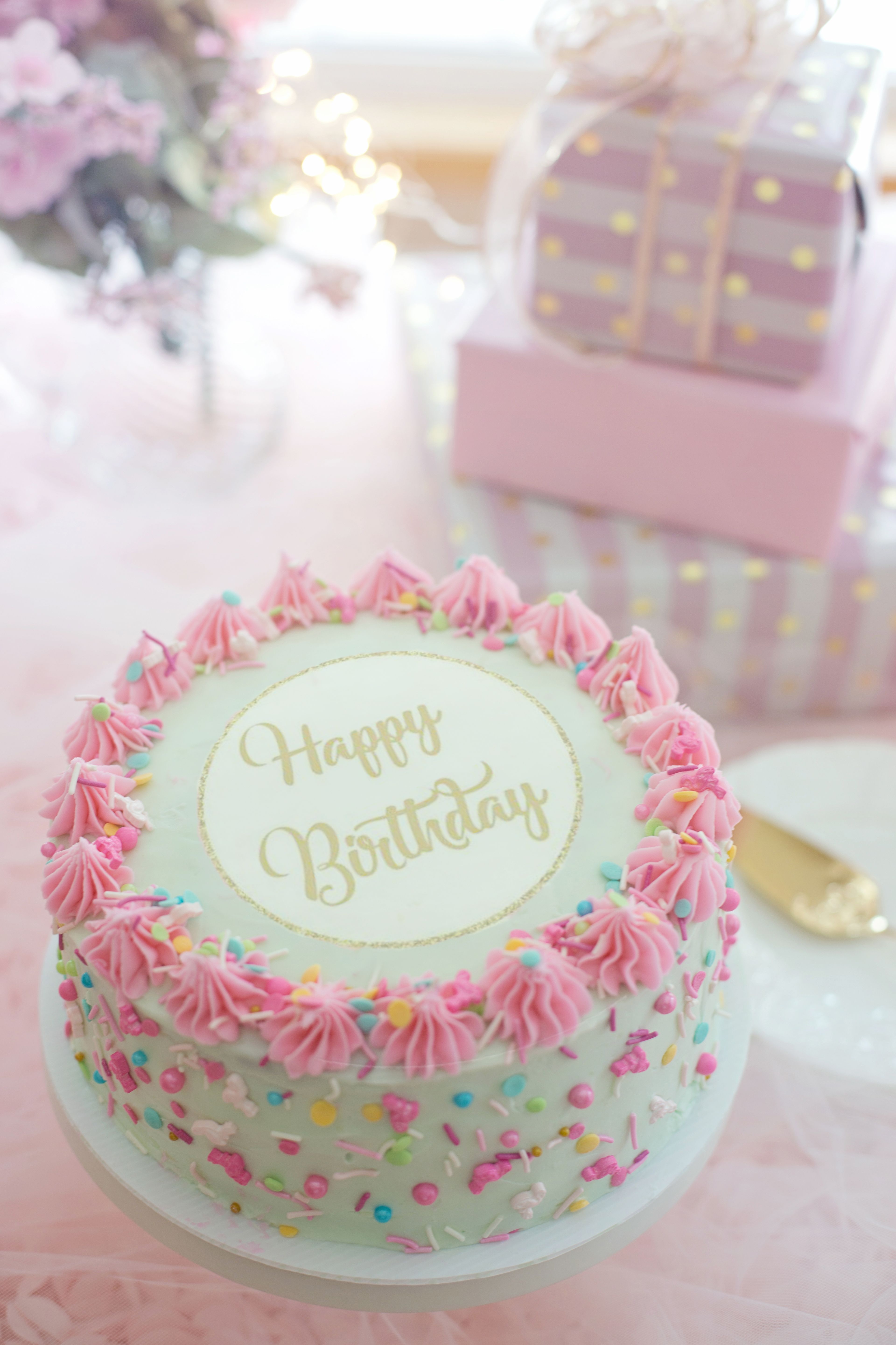 Pastel Happy Birthday cake